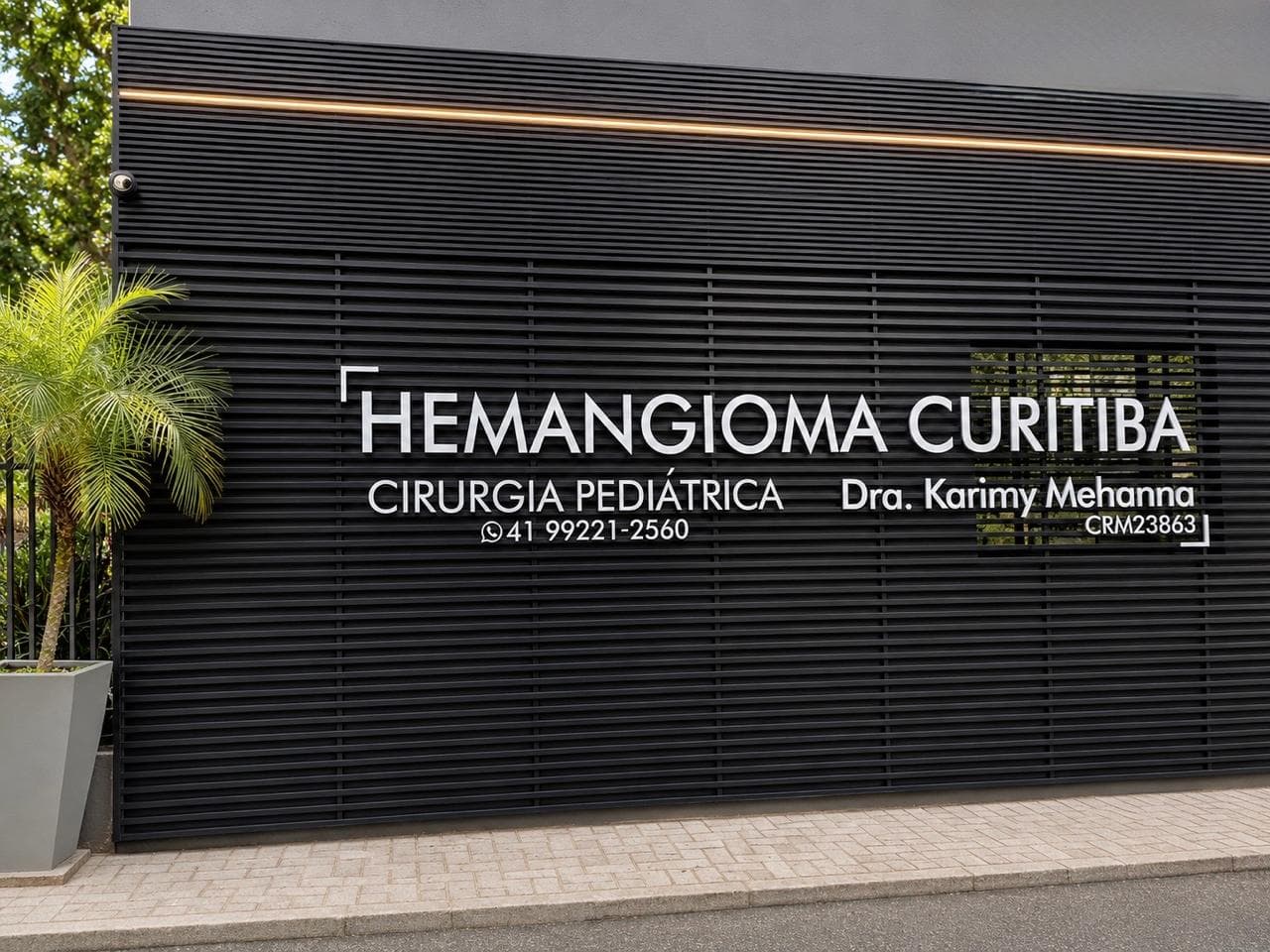 Fachada do consultório: letreiro Hemangioma Curitiba — Cirurgia Pediátrica, Dra. Karimy Mehanna